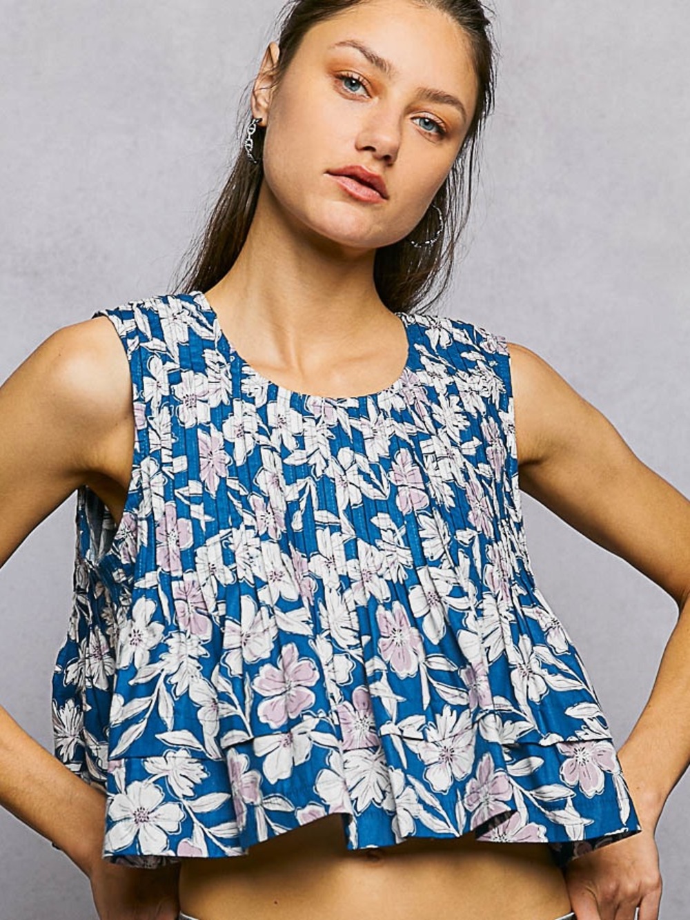 🩵Hello Gorgeous! POL Floral Round Neck Cropped Pintuck Tank - Picture 2 of 11